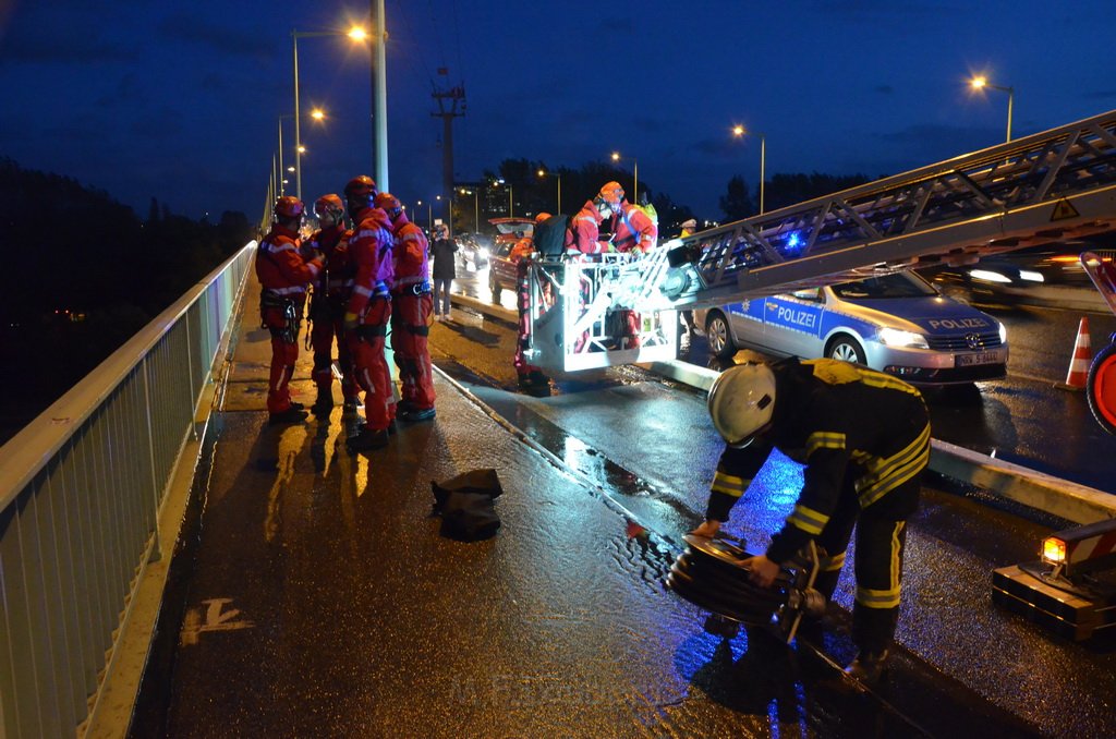 Einsatz BF Hoehenretter Koelner Seilbahn Hoehe Zoobruecke P2289.JPG